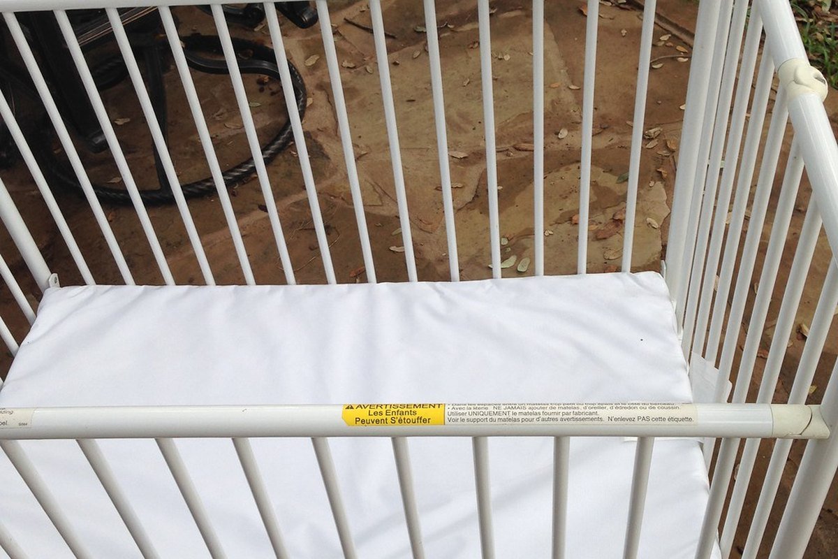 Travel Crib Buying Guide: Safety, Portability, and Setup